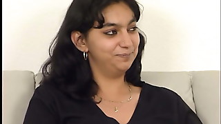 Junge Tuerkin bekommt riesen Dildo in die Muschi gesteckt