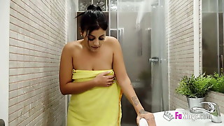 She wants the HORSEDICK CHALLENGE! First-timer latina tries her first BBC